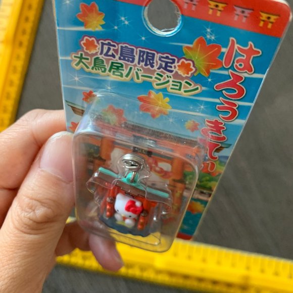 2007 HELLO KITTY TORII GATE CELL CHARM - Picture 8 of 8